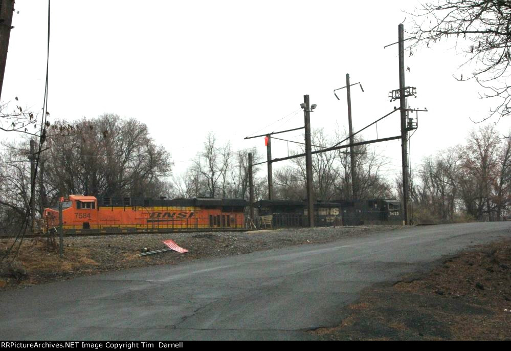 BNSF 7564, NS 9433 inbound 28M power